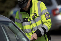 Předjížděli přes plnou čáru. Dvě auta se u Vránova srazila, policie hledá svědky