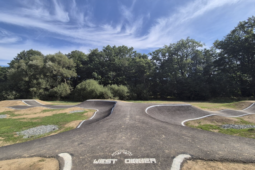 Tachov má nový pumptrack. Pod Vysokou vznikly dvě tratě pro děti i zkušené jezdce