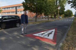 Školní rok je za dveřmi. Piktogramy v ulicích Prostějova upozorňují na více dětí