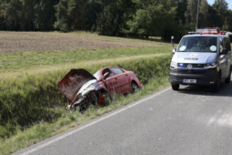 Vyhýbal se protijedoucímu autu, skončil v příkopu. Policie hledá řidiče i svědky