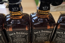 Naskládal si do batohu čtyři Jack Daniel’s a vyrazil ven. Neměl v plánu platit!