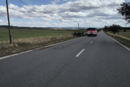 Auto se několikrát převrátilo přes střechu a narazilo do stromu. Řidič na místě zemřel