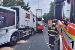 Srážka tramvaje s popelářským vozem zastavila dopravu v Moskevské