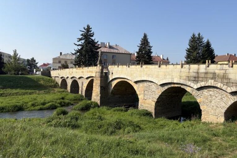 V Litovli začala oprava nejstaršího kamenného mostu na Moravě. Řidiče čeká objížďka