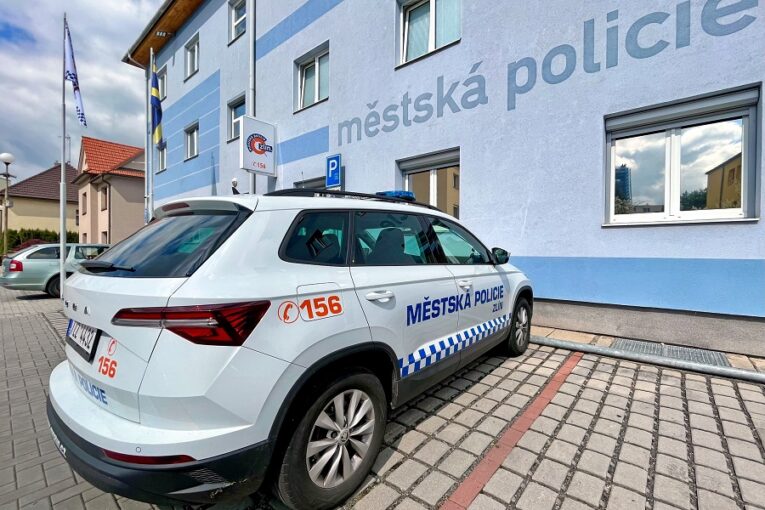 Srpnová vedra po zlínsku: Žena vyrazila na noční procházku sídlištěm bez oblečení