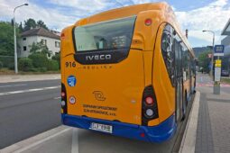 Opilý cestující řádil v autobusu ve Zlíně. Nadával řidiči a bušil mu do kabiny