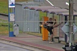Muž ve Zlíně měl špatný den, vztek si vybil na zastávce