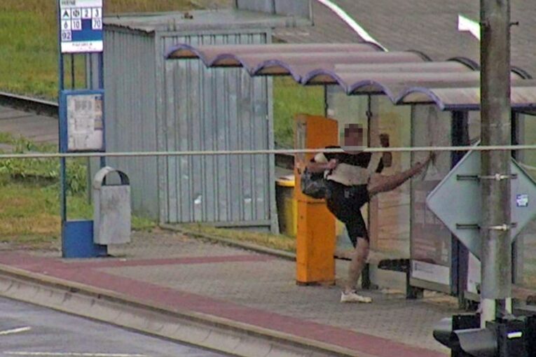 Muž ve Zlíně měl špatný den, vztek si vybil na zastávce