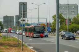 Tunelbus má za sebou první dny provozu. Ve špičce nabírá kolem pěti minut