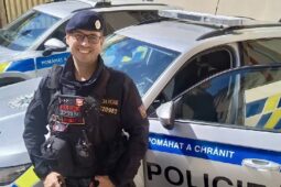 Uniformu odložil, pomáhat nepřestal. Policista našel pohřešovanou ženu
