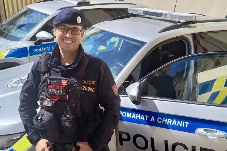 Uniformu odložil, pomáhat nepřestal. Policista našel pohřešovanou ženu
