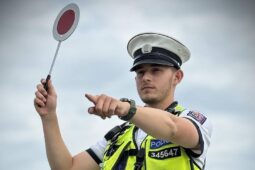 Řidič vezl dvě děti a stěžoval si na žaludek. Policisté zjistili skutečný důvod