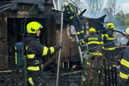 Plameny pohltily les, chaty i pole. Na Benešovsku zasahovali hasiči v nejvyšším stupni poplachu
