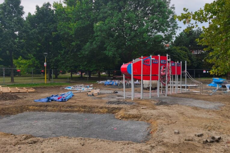 Nové hřiště u polikliniky dostává první obrysy. Dominovat mu bude velké letadlo