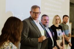 Od vládních koalic po bobří tábor. Praha podpoří osm nových her