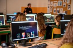 Umělá inteligence míří do škol. Pomůže učitelům i žákům