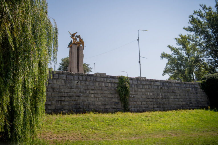 Zídku Holubic už nehyzdí graffiti. Odstranění nebyla levná záležitost