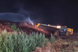 Na Opavsku hoří hnojiště, na místě jsou hasiči