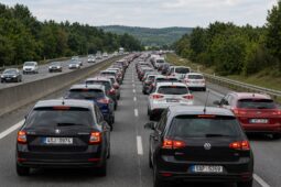 Nepsaná řidičská etiketa v Evropě. Co byste měli vědět před letní cestou (nejen) o „blikačkách“