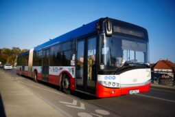 Cesta do práce autobusem znamená zpoždění. Linka 402 změnila trasu