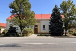 Tři nová stání a bezpečnější vstup. Okolí školky ve Vážanech projde úpravou