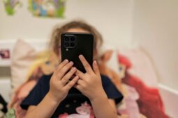 Kdy už je mobil u dítěte problém? Zlínští pediatři upozorňují na varovné signály