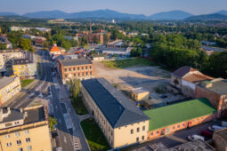 Dočasná odstavná plocha ve F-M: Než bude bulvár zaparkuje na ní 110 aut