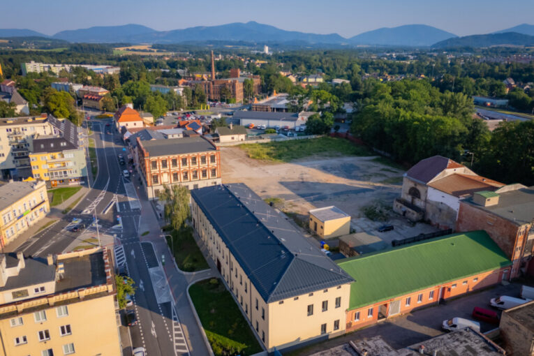 Dočasná odstavná plocha ve F-M: Než bude bulvár zaparkuje na ní 110 aut