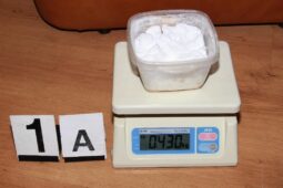 Dealer znova pod zámkem. Kriminalisté na něj sbírali důkazy mezi narkomany