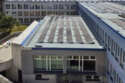 Střecha školy se proměnila v elektrárnu. Panely vyrobí více energie, než budova spotřebuje