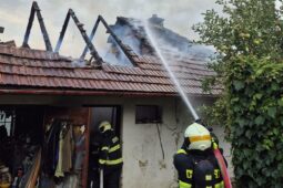 Plameny zachvátily střechu ve Fryštáku, způsobily škodu za půl milionu korun