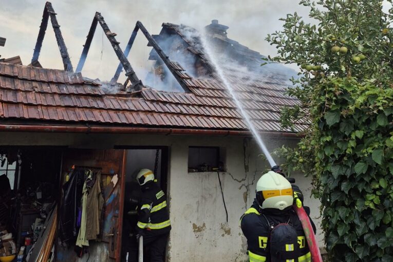 Plameny zachvátily střechu ve Fryštáku, způsobily škodu za půl milionu korun
