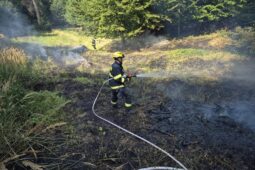 Hořel balíkovač i les. Hasiči zasahovali u dvou požárů během hodiny