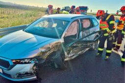 U sjezdu z D49 se srazilo osobní auto s nákladním, řidič skončil v nemocnici