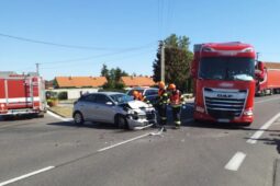 U Chvalovic se srazil kamion s osobním autem