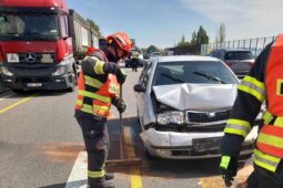 Srážka dvou aut dočasně omezila provoz na D1 u Holubic