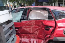 Osobní auto se na Štefánikově ulici střetlo s tramvají