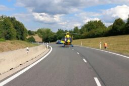 Nehoda auta a motorky na D1 u Brňan na Vyškovsku: Zraněného muže dopravil do nemocnice vrtulník