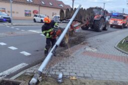 Na Znojemsku auto skončilo ve sloupu. Hasiči museli vyprostit spolujezdkyni