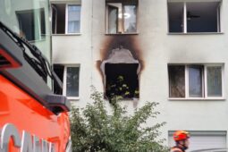 Při požáru bytu ve výškové budově v Brně hasiči zachránili 12 osob