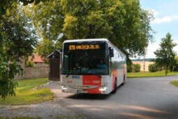 Nechte auto doma. Krasobus se stal hitem letní turistické sezony