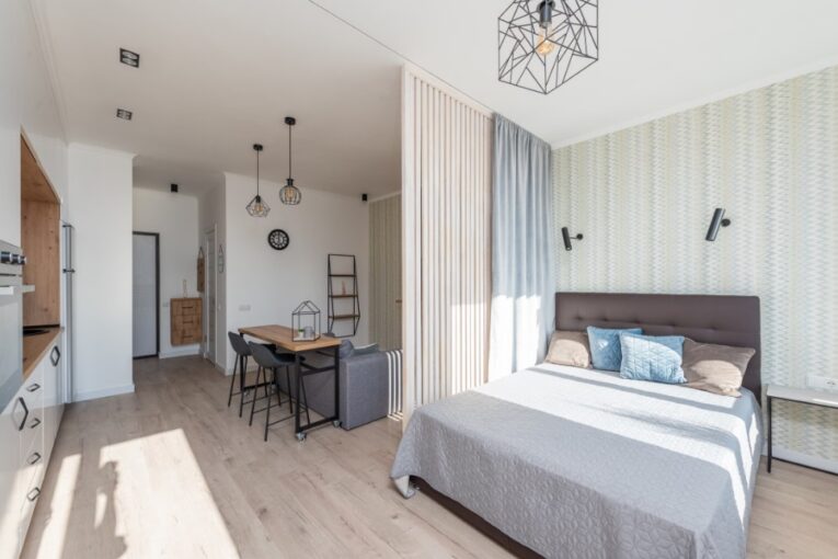 Průměrný nový byt se za dekádu zmenšil o celý pokoj. Lidé už bydlí i na 16 metrech