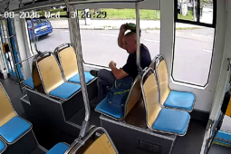 VIDEO: Muž v tramvaji masturboval před dívenkou. Pomozte zjistit jeho totožnost!