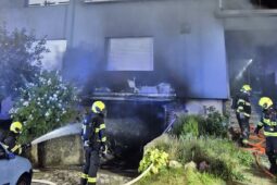 Při požáru v Napajedlech utrpěl jeden člověk zranění, okolní domy hasiči evakuovali