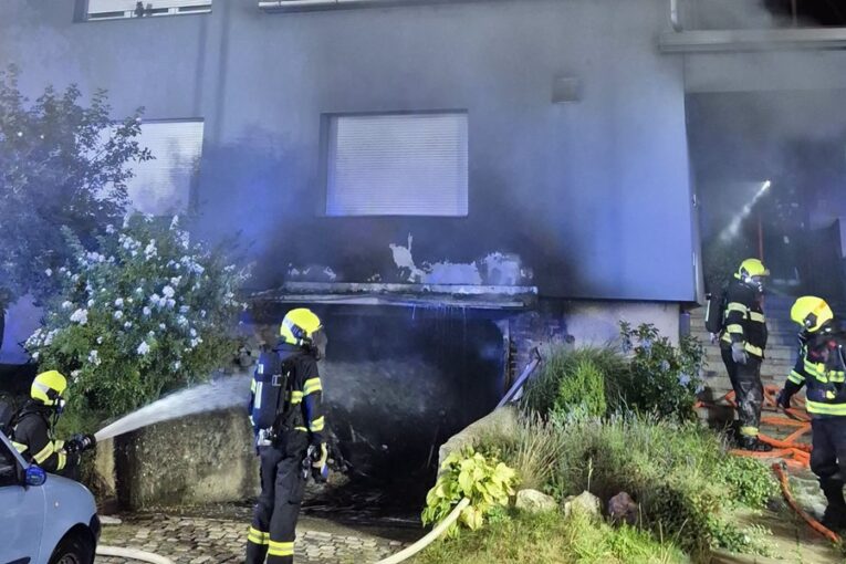 Při požáru v Napajedlech utrpěl jeden člověk zranění, okolní domy hasiči evakuovali