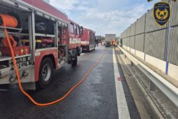 Únik nafty uzavřel D55 u Otrokovic. Palivo z tahače znečistilo několik kilometrů dálnice