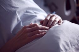 Pacientka utekla z nemocnice, hlídka ji přivedla zpět