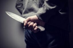 Hádka před domem skončila bodnutím do břicha. Podezřelého dopadli během dvou hodin