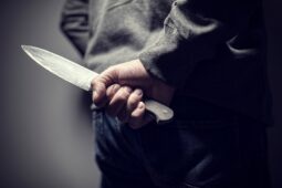 Během tří dnů dva útoky nožem. Jeden z napadených zemřel