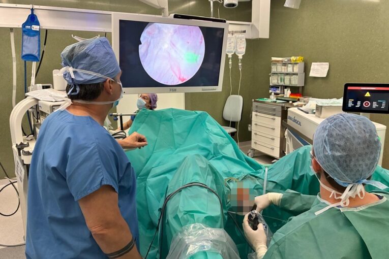 Nový laser ve zlínské nemocnici zkrátí léčbu pacientů s prostatou i močovými kameny